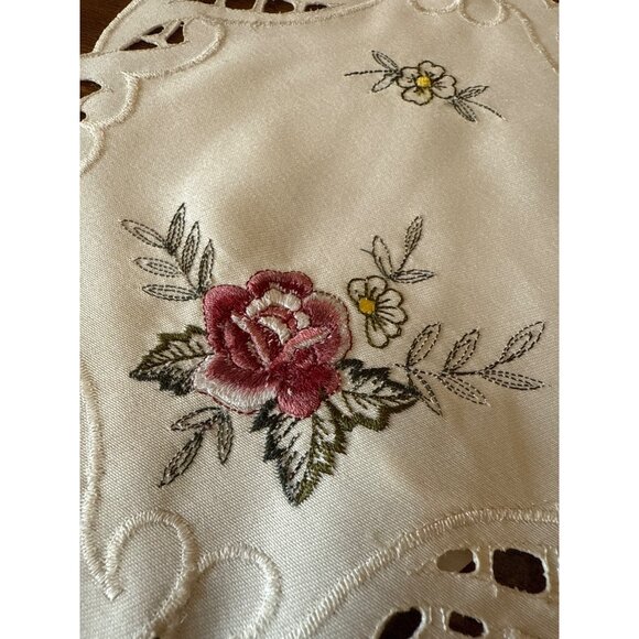 Vintage Crochet Doilies & Embroidered Table Mats Set Of 5 - Picture 12 of 16